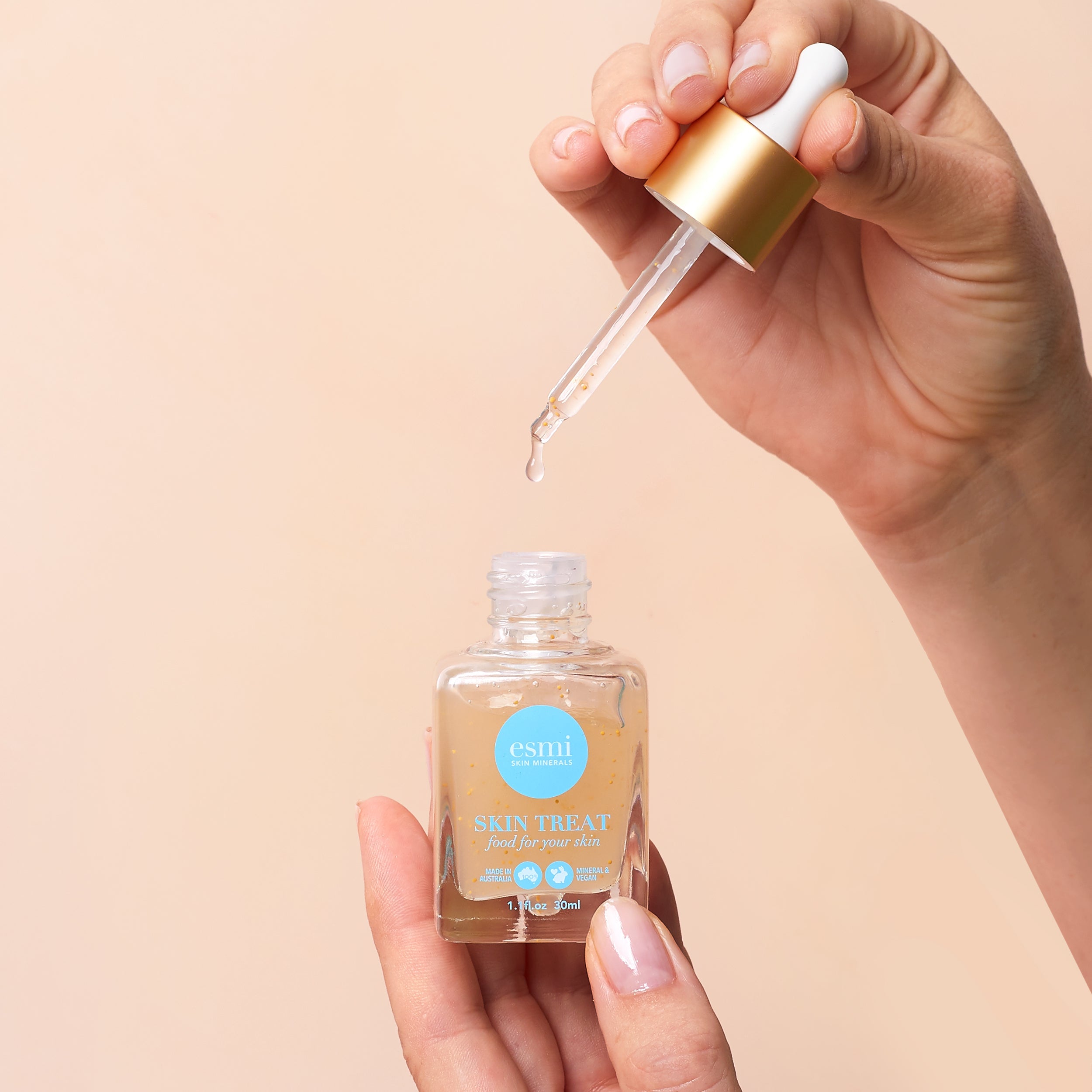 InUse_GoldenAnti-AgeingSerum.jpg