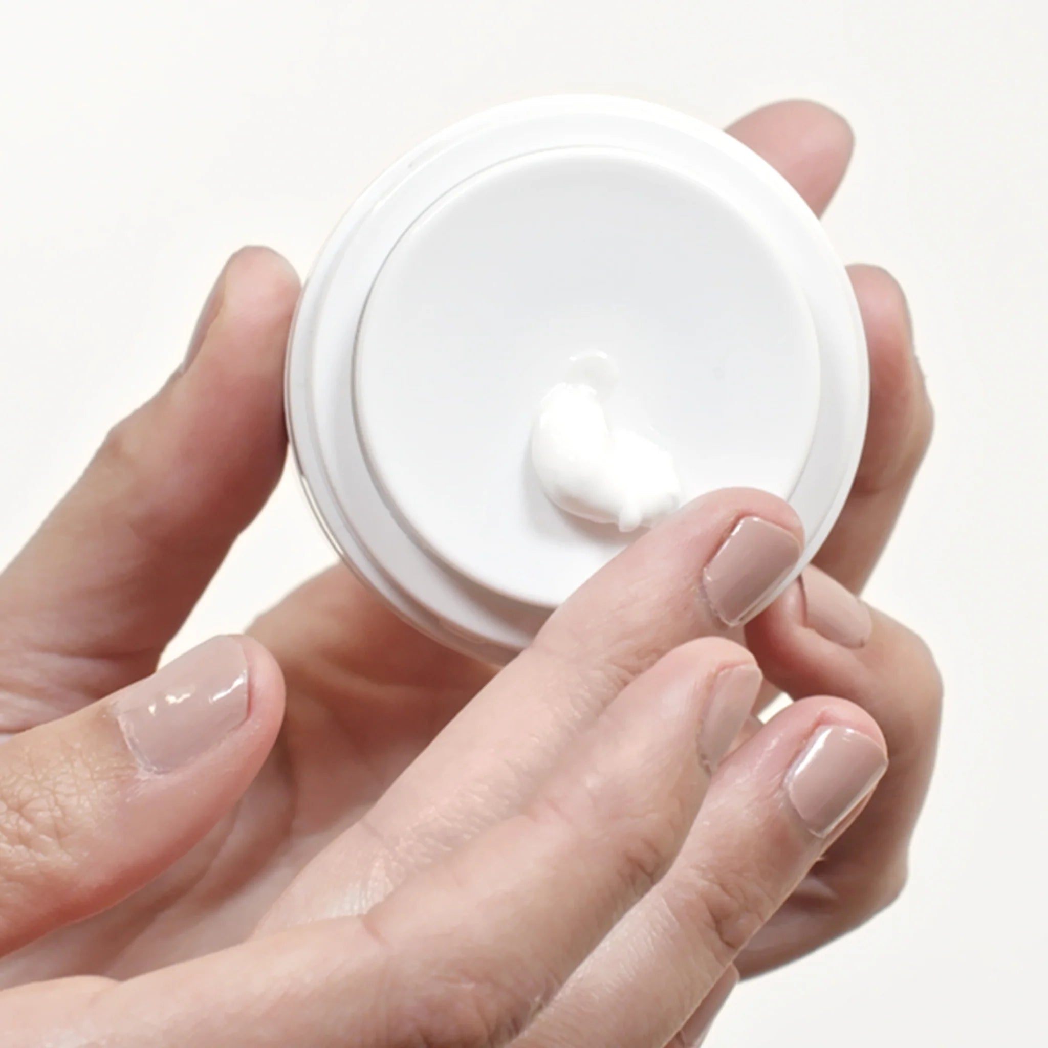 SKINCARE_RESTORINGNIGHTCREAM_INUSE.webp