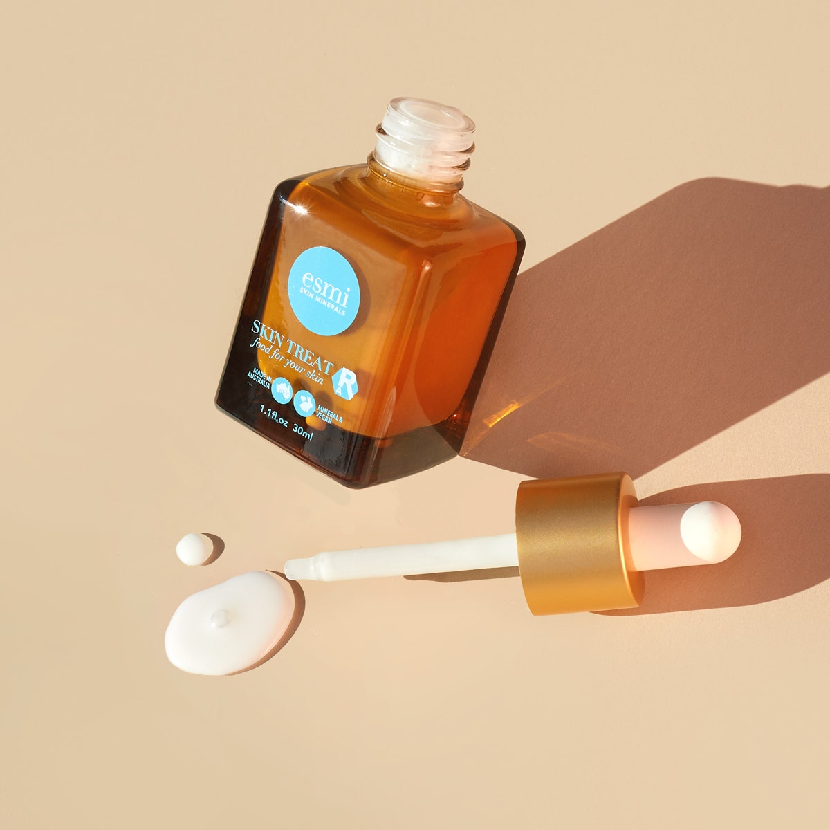esmi_encapsulatedretinol_lifestyle_web_1200_1_1.jpg